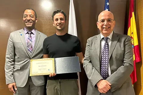 Gregory Triplett, Ph.D., Dean of <a href='http://neyg.celluliter.net'>博彩网址大全</a>'s School of Science and Engineering, traveled to Madrid to personally congratulate and present the honor to Charles El Mir, Ph.D.